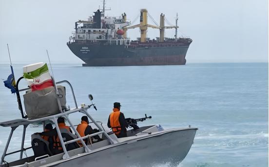 伊朗宣布决定，霍尔木兹海峡通航，高人指点，打起石油持久战
伊朗新策改变了霍尔木兹