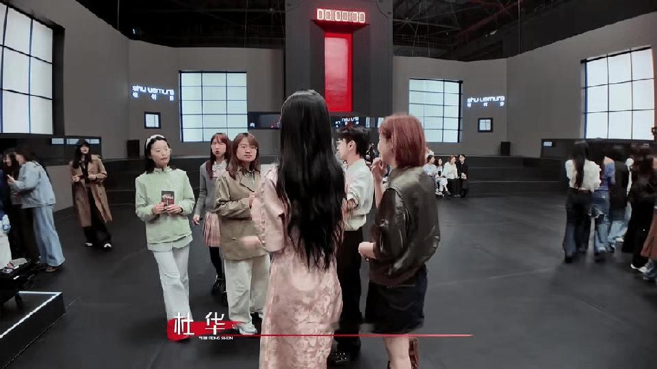 杜华往那一站自带拉票效果 就算只是安静坐着不说话，杜华也能牢牢抓住大家目光，潜移