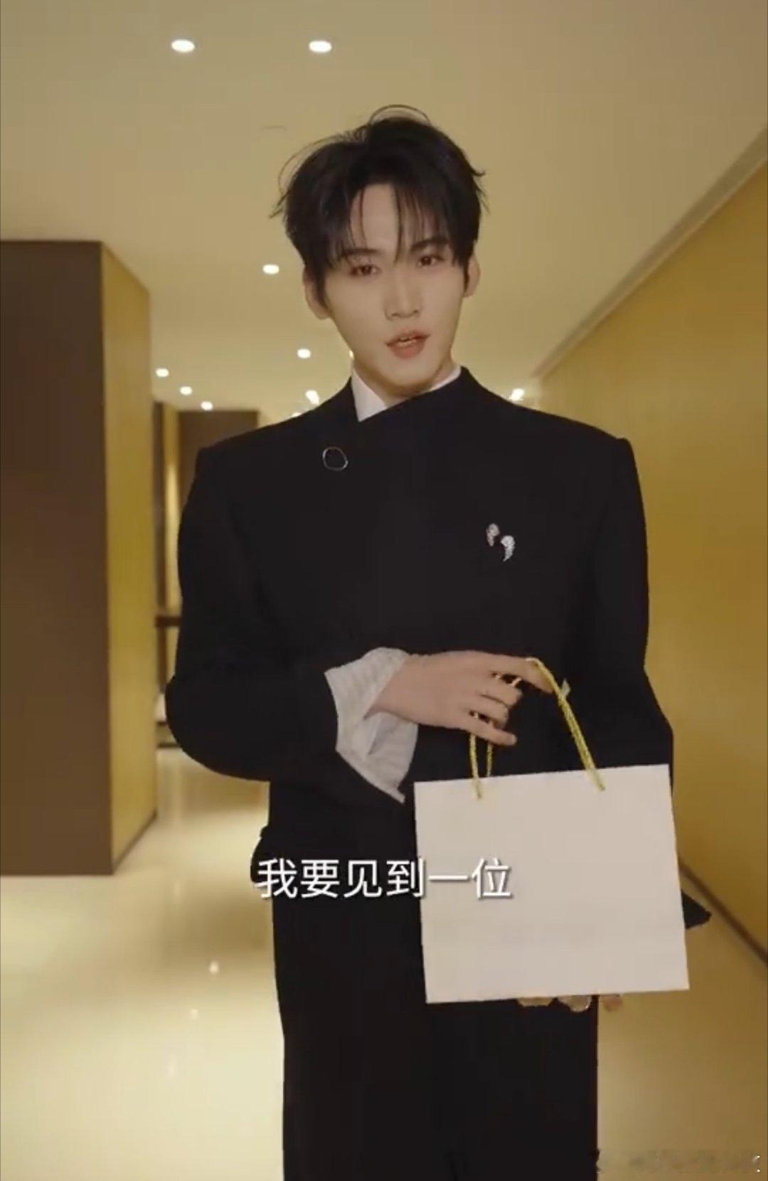 陈妍希周柯宇剧里追到剧外 这波温柔直接拉满！相视的笑意藏不住，折叠屏礼物的小细节