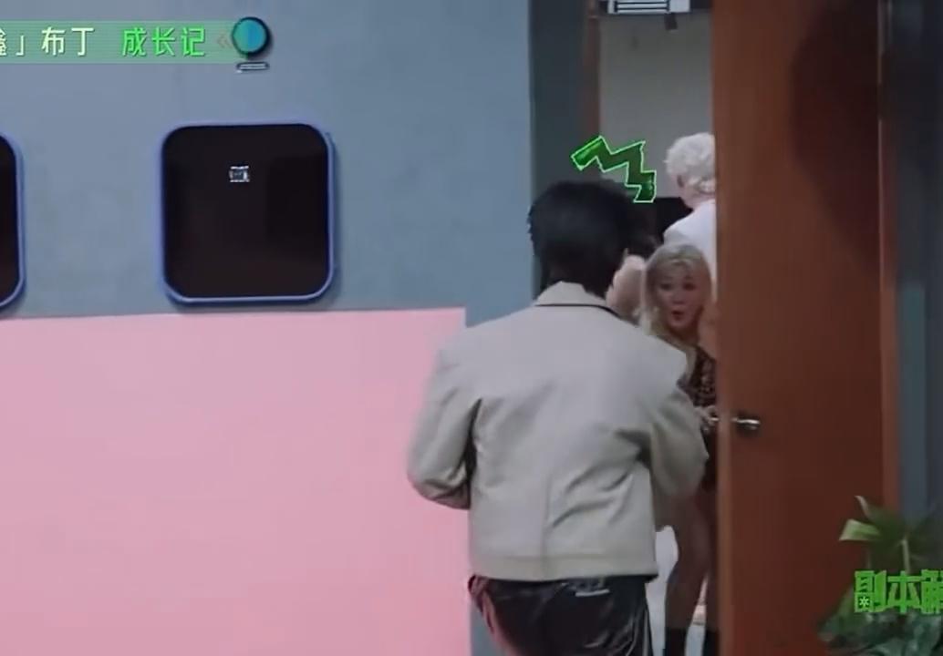 丁程鑫躲周柯宇怀里丁程鑫安慰孙千下期推理挑战升级，众人迎来高能惊吓时刻。丁程鑫受