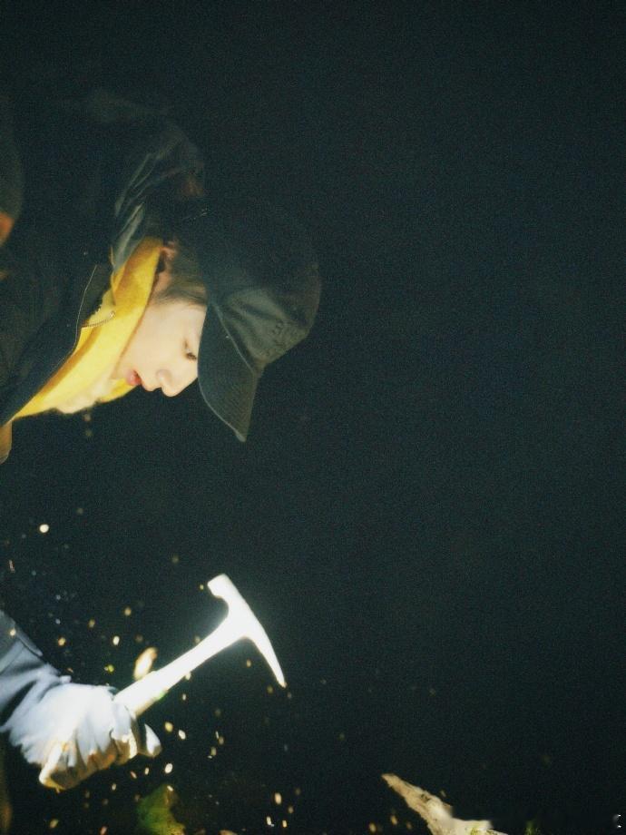 刘耀文晒挖虫照刘耀文替虫子说话跟着耀文体验节目里的挖虫环节，真实又鲜活，替虫子“