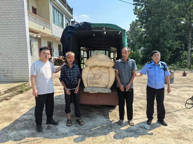 湖北通山，69岁老人在8年前准备了一副柏木棺材，存放在猪圈里，7月7号清晨，老人