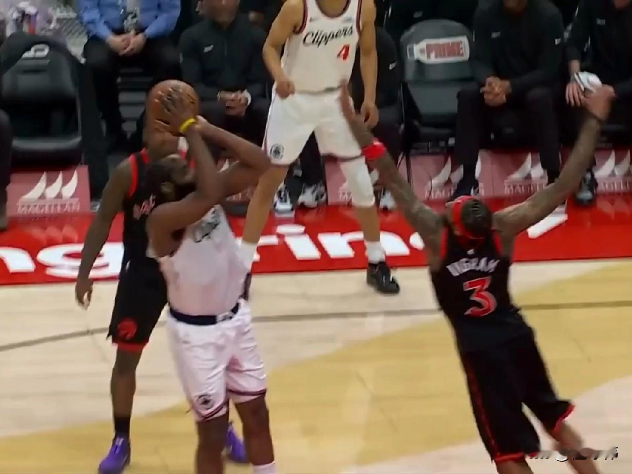 英格拉姆谈防守哈登：

“他一直能够得到罚球。”

“这对我们防守打击很大。”