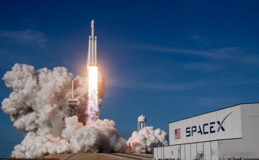 【马斯克财富一天增1600亿美元】昨夜今晨，商业航天牛股SpaceX在上市后首个