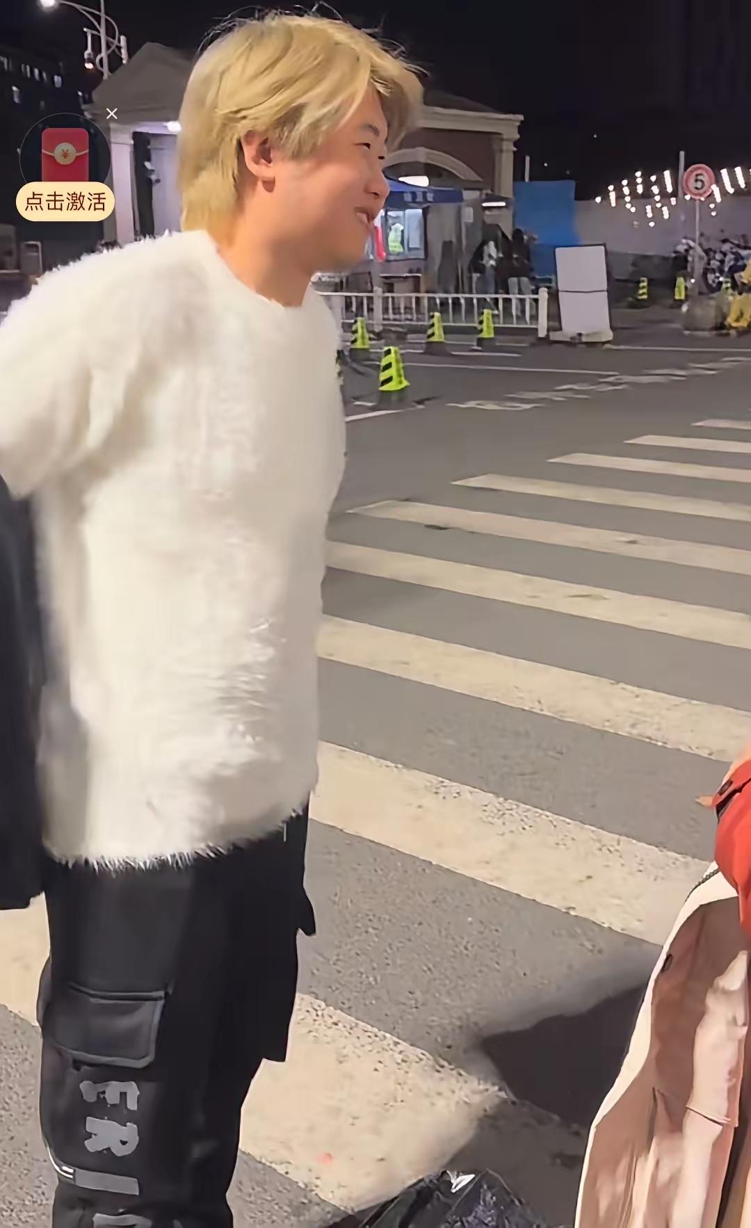 越来越觉得孙卓在自己的造型上一直搞事的原因，很大可能跟买家家庭教育有关。他可能想