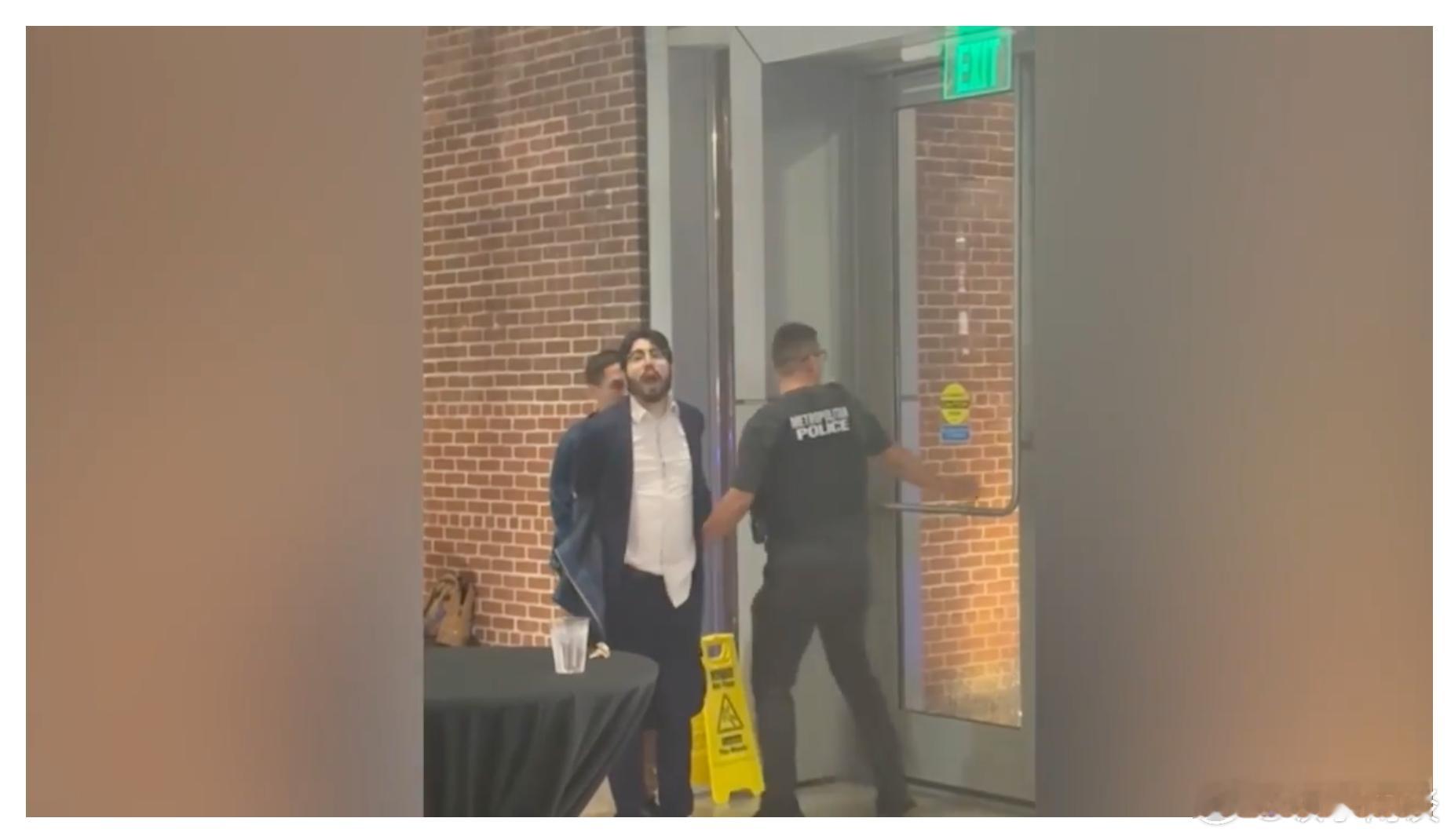 【枪杀以色列使馆人员的嫌疑人是谁？】（福克斯）昨晚，反以色列嫌疑人被指控枪杀了两