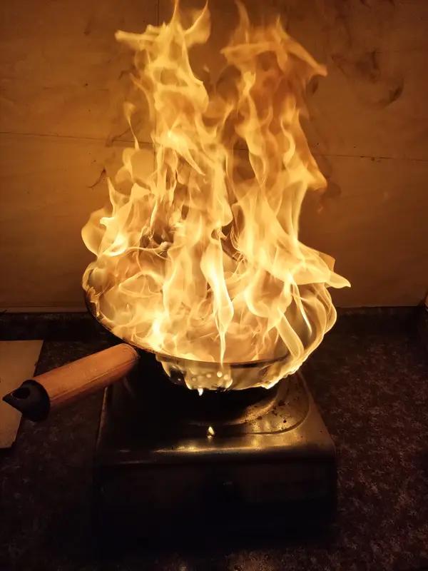 黄芪虽好，但单用易上火，搭配其他药材就能解决这问题。
黄芪和西洋参是绝配，西洋参