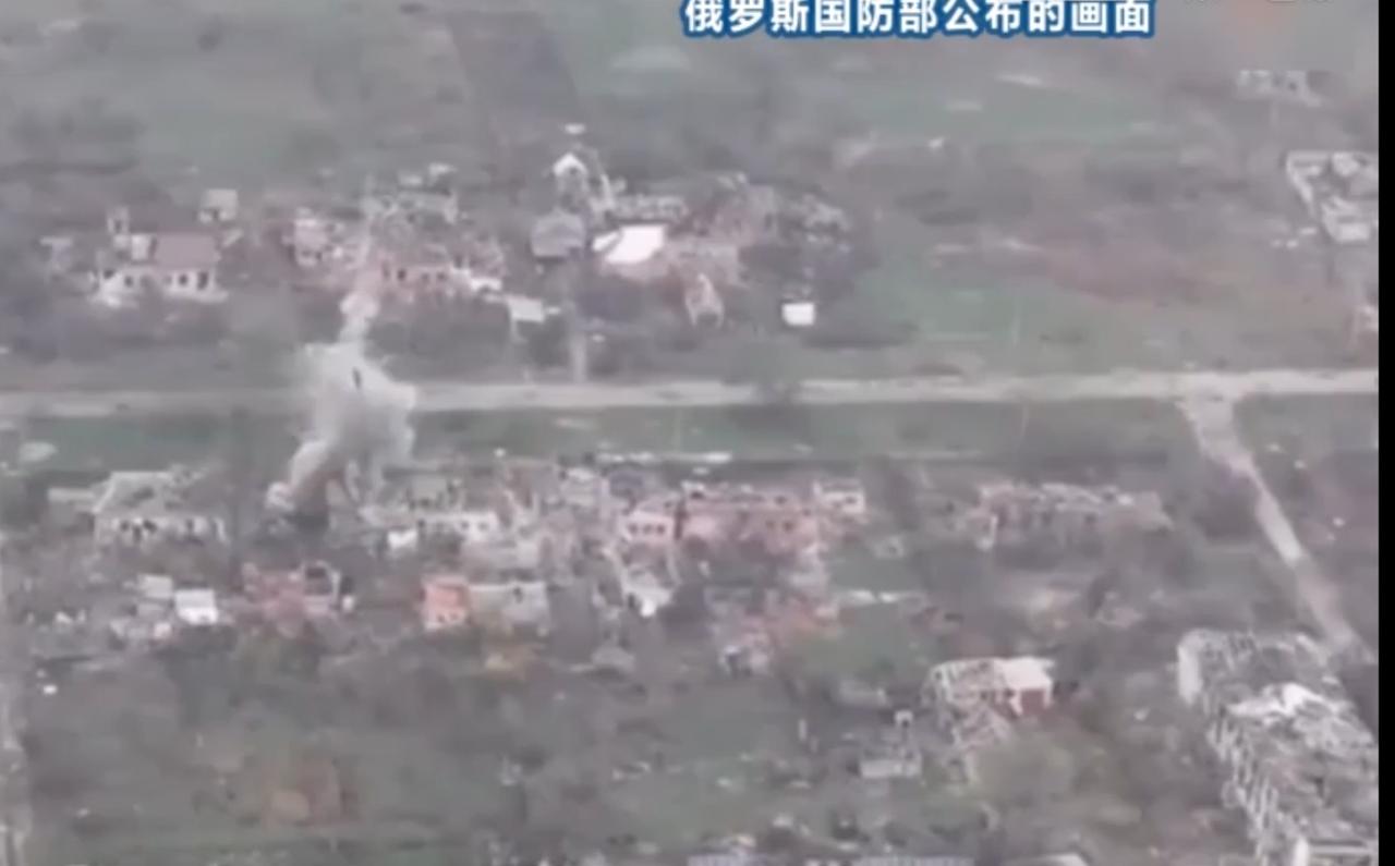 俄乌冲突持续升级，双方在冬季战场展开激烈对抗。俄军炮兵在雪地中装填弹药，对乌军部