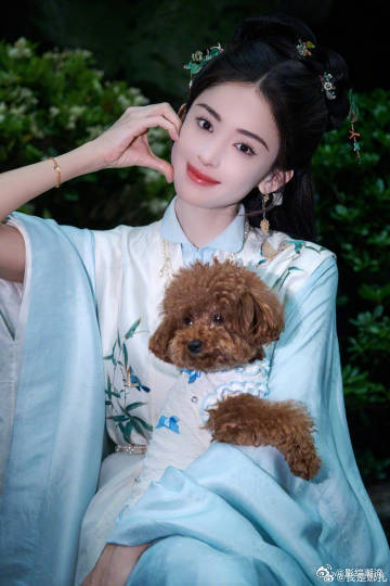 娜扎和小狗片场时装秀 娜扎的时尚魅力无法抵挡！每次都能带来不一样的视觉冲击，这次