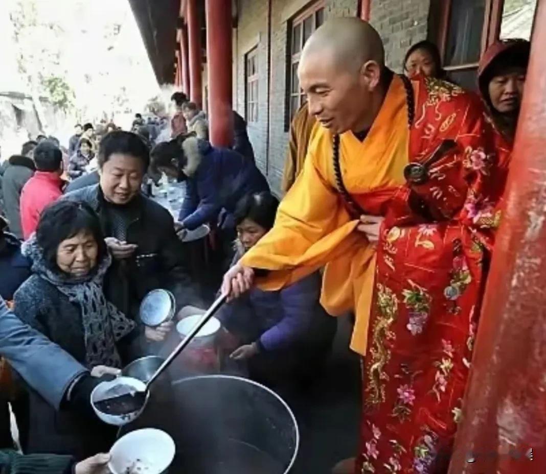 都说相由心生。
这是印乐大师在腊八节给信众施粥的画面。
画面中印乐大师带着一脸慈