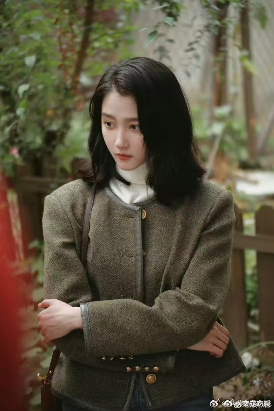 关晓彤严晓丹一哭我也跟着哭 严晓丹的哭从来都不是歇斯底里，而是红着眼眶强忍哽咽，