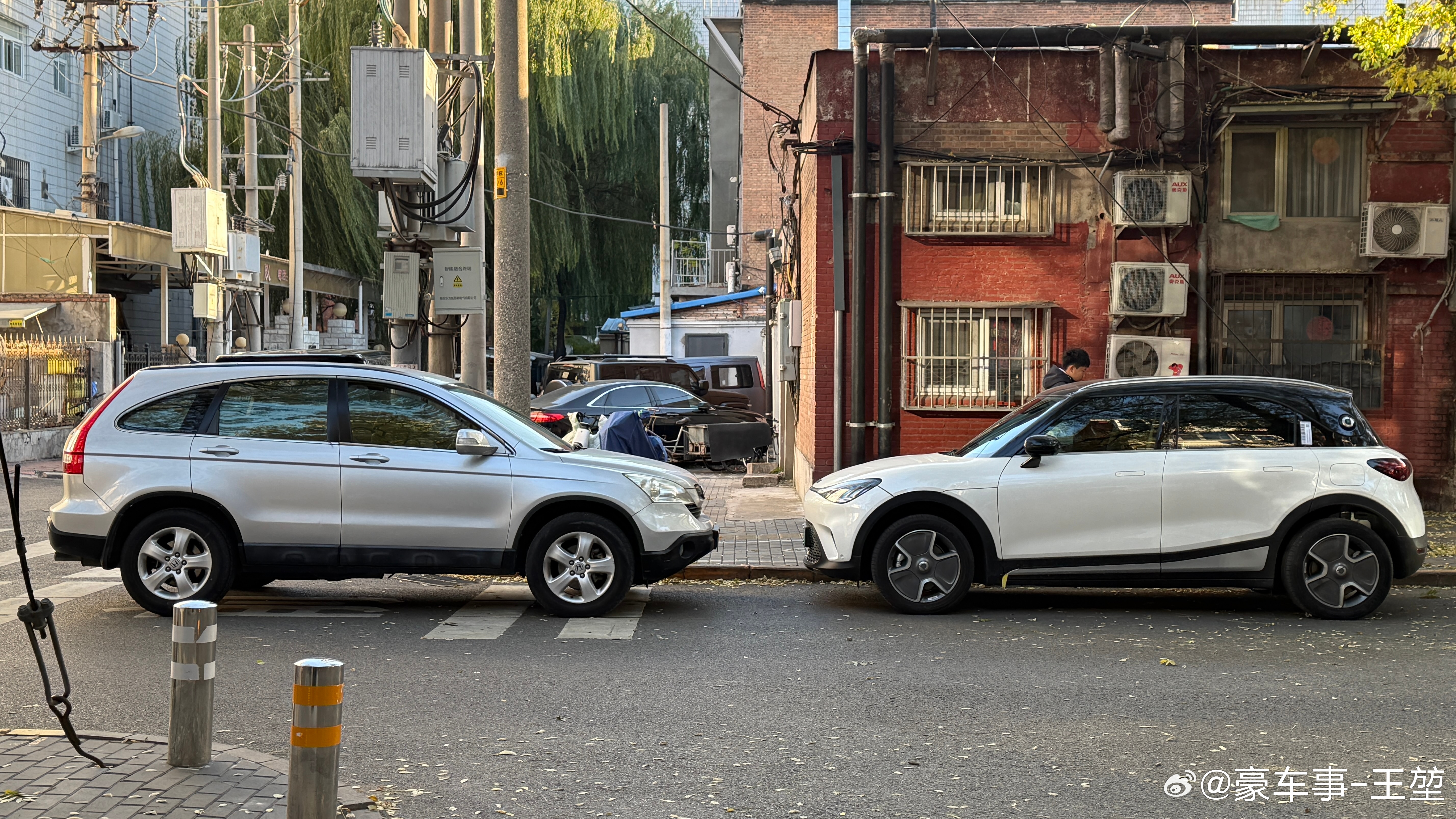 两台大概相差20年的车：2007款本田CR-V & 2024款Smart精灵1号