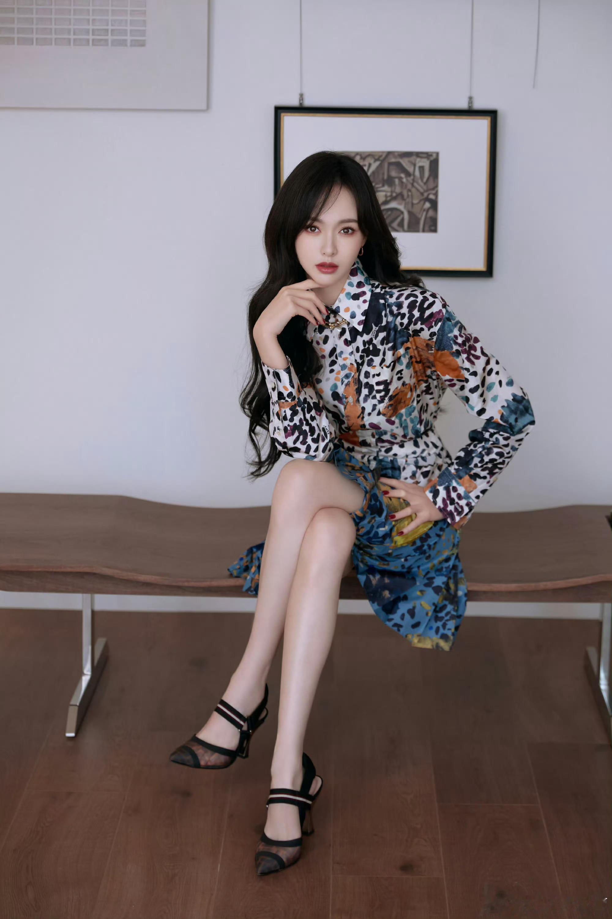 唐嫣品牌活动出图唐嫣上身fendi早春系列唐嫣上身fendi早春系列，好看，[鼓