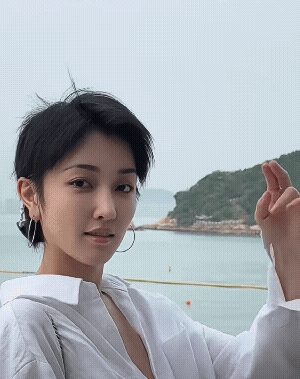 你的两个酒窝太美了，太迷人了。[赞][大笑]