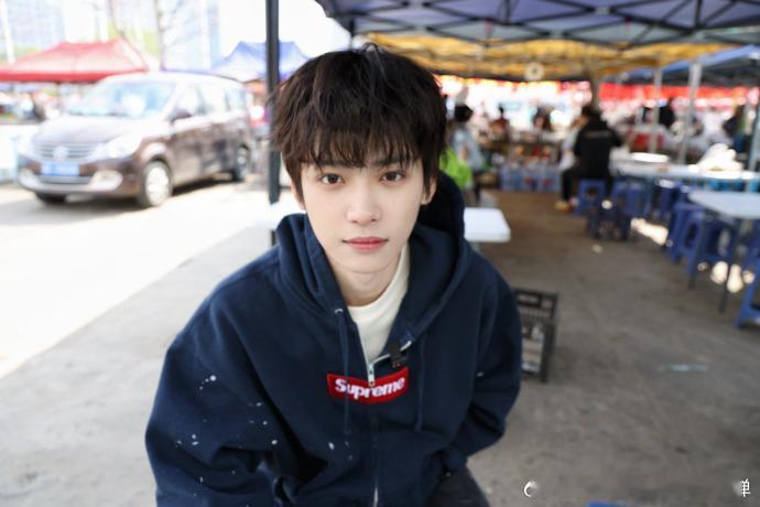 梓渝今天导游有点夯梓渝导游照三连拍简约造型不掩高颜值，梓渝导游造型清爽耐看，三连