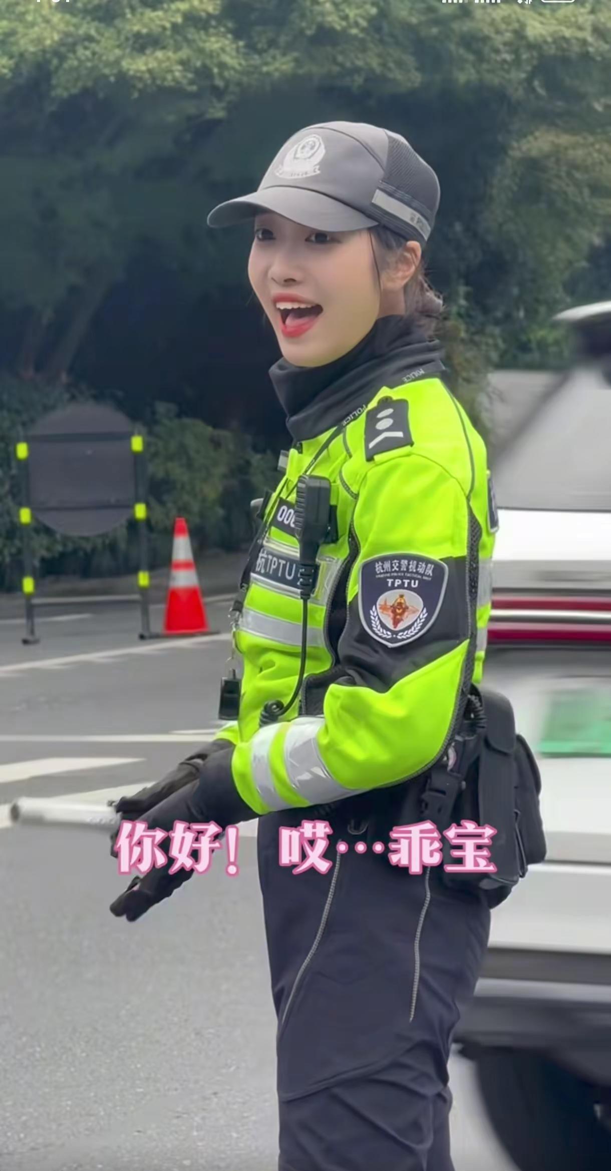 哈哈哈😂交警正能量 🐇兔子警官，可爱嘟嘟。