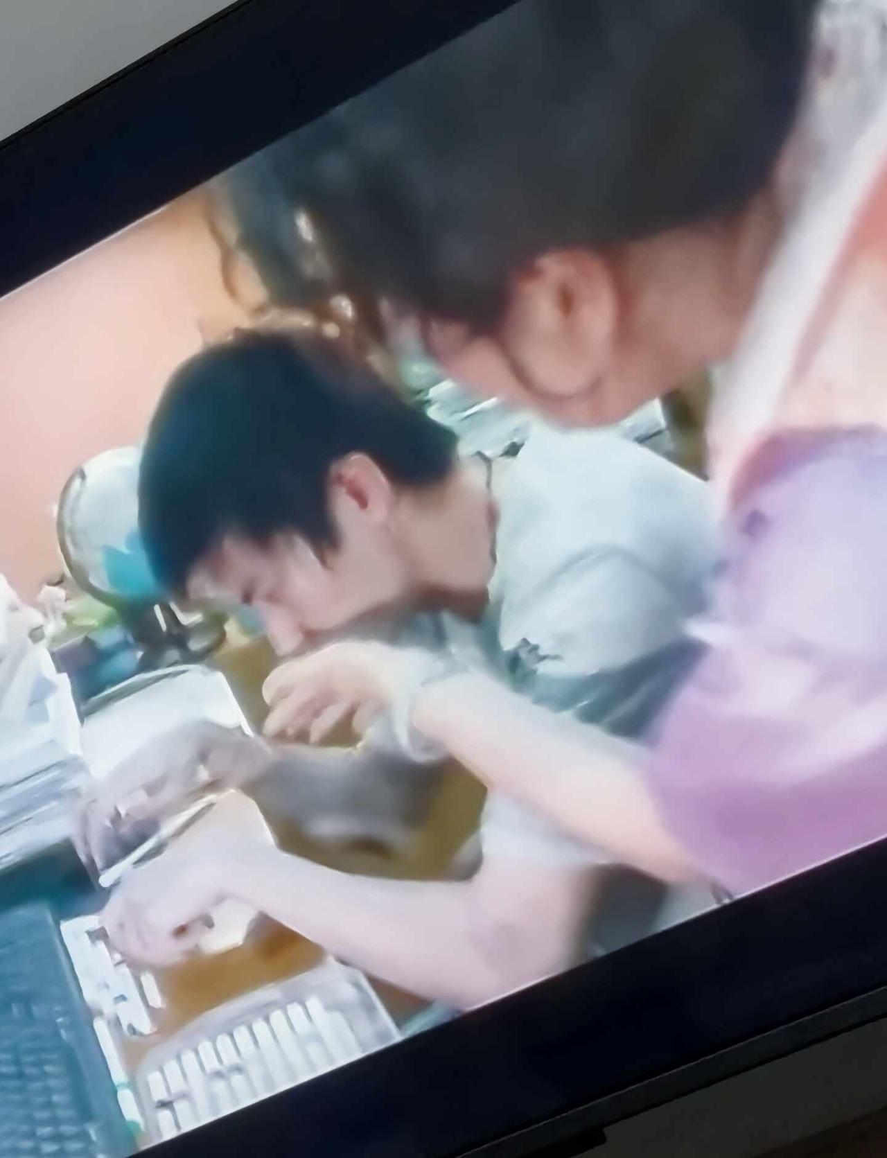一边吃饭一边看六公主放的小小的我
我妈：演得和我有这个病的同事一模一样