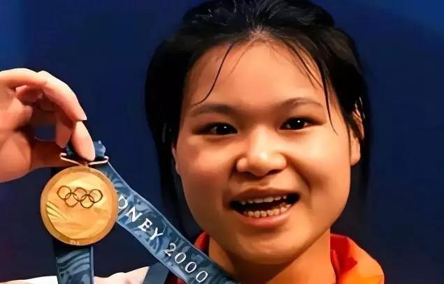 奥运冠军卖掉九枚金牌移民国外，曾经可是“女战神”。她在全国女子举重锦标赛、亚运会