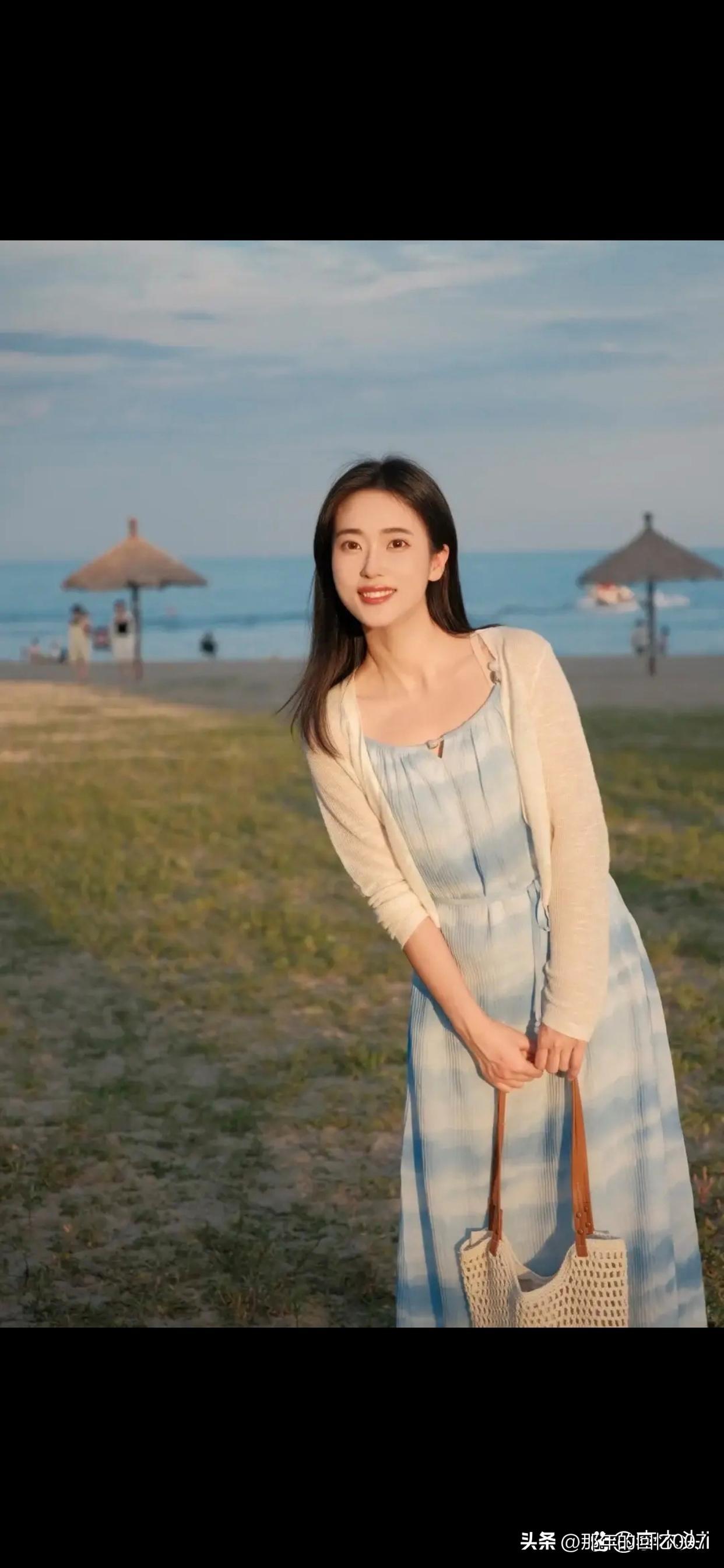夏日穿搭指南：条纹T恤+白色长裙，简约优雅，轻松出街！