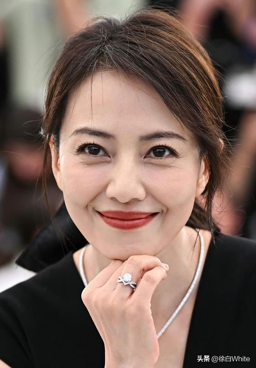 9月20日，高圆圆生图，完全诠释了美人在骨，高清镜头下，她的眼下全是沟壑！
我依