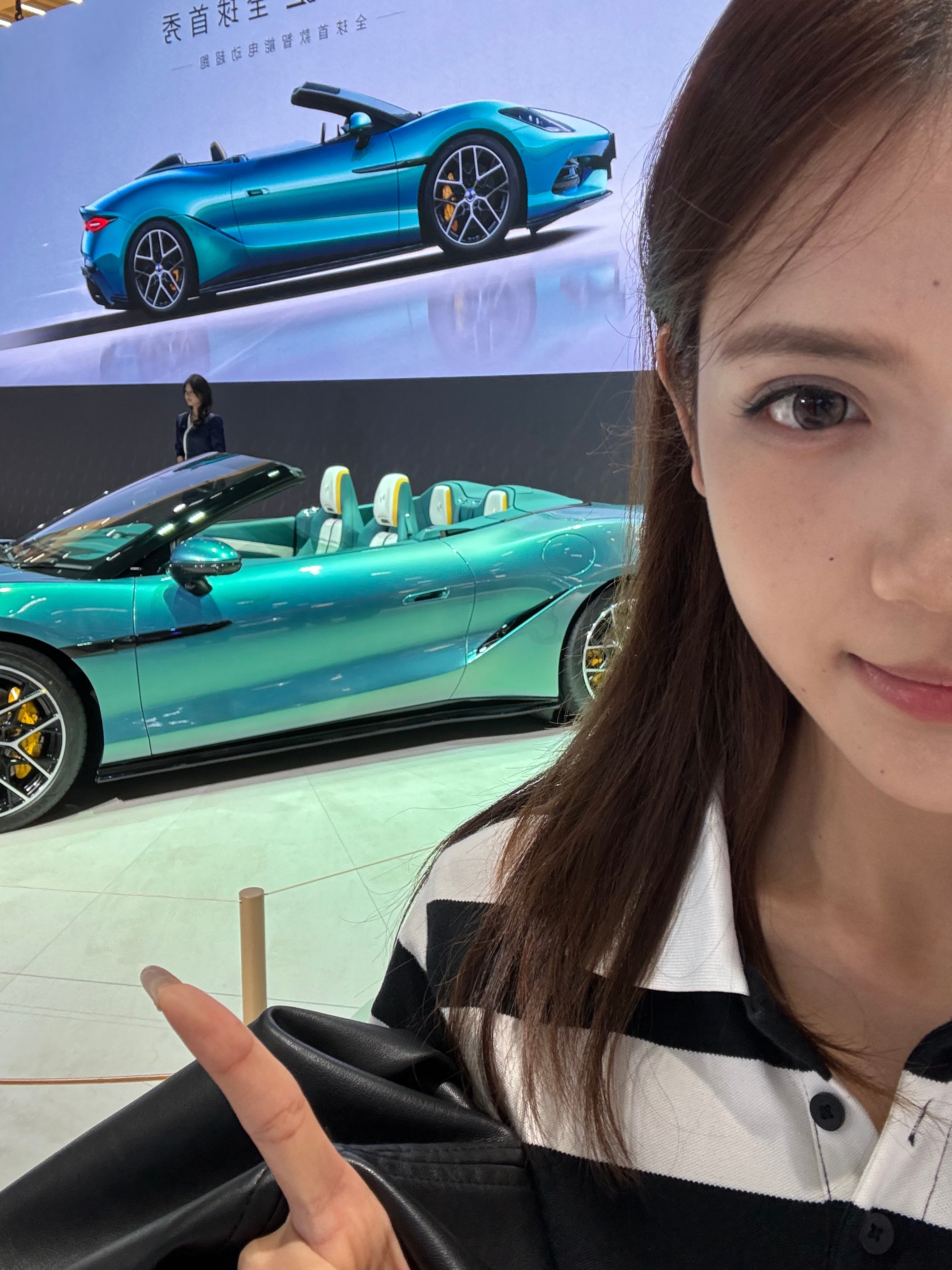 腾势Z！！！怎么办，这个我也好爱[流泪]说起来国产确实没啥敞篷车，腾势Z作为全球