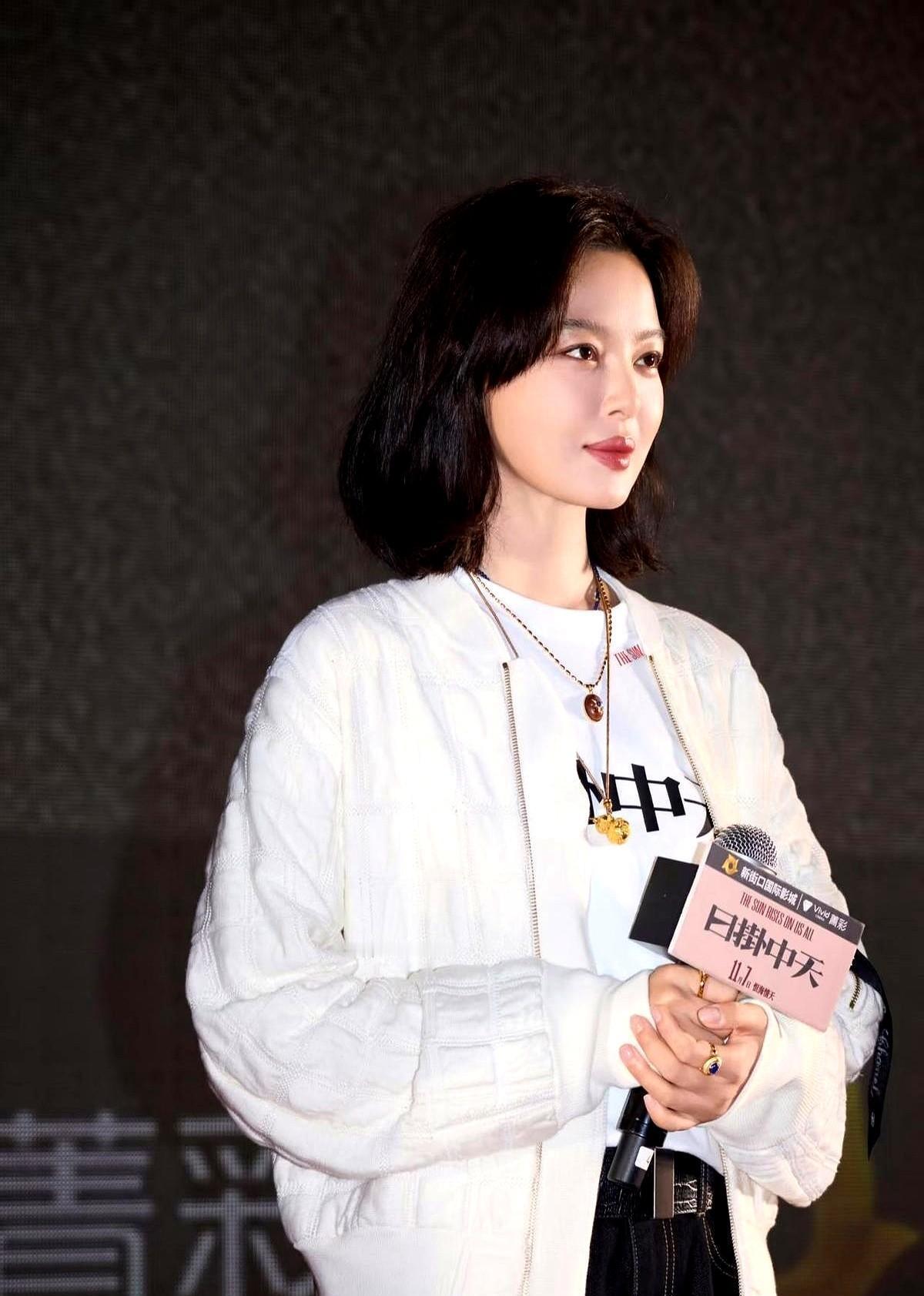 黄金不只卖重量了，卖的是手艺。
老匠人一根金丝捏三天，年轻人排队等四十天。
工费