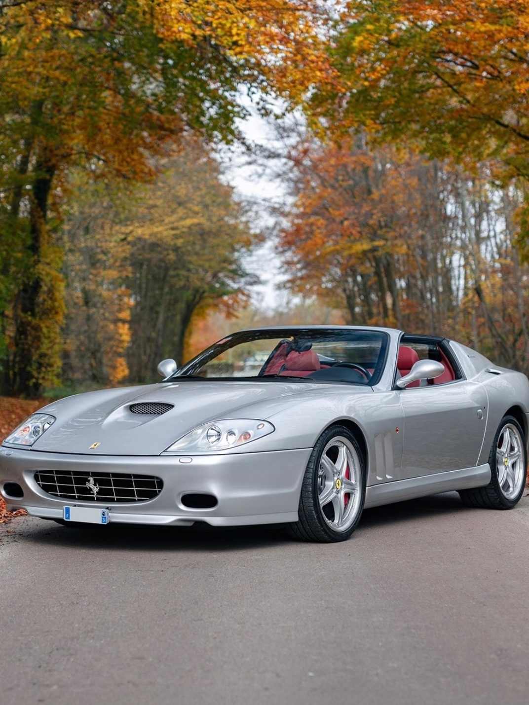 这款银灰色法拉利Superamerica全球仅有559辆，整个车身线条利落又凌厉