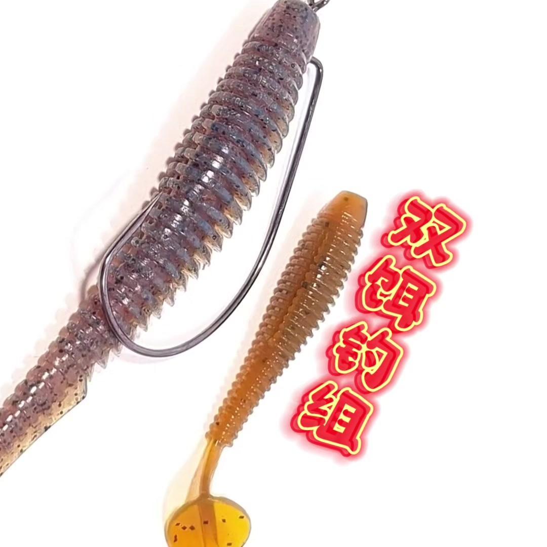 1️⃣曲柄钩穿饵：先把软饵从头部穿进去，穿到钩尖露出，这样能更好地隐藏钩尖。确保
