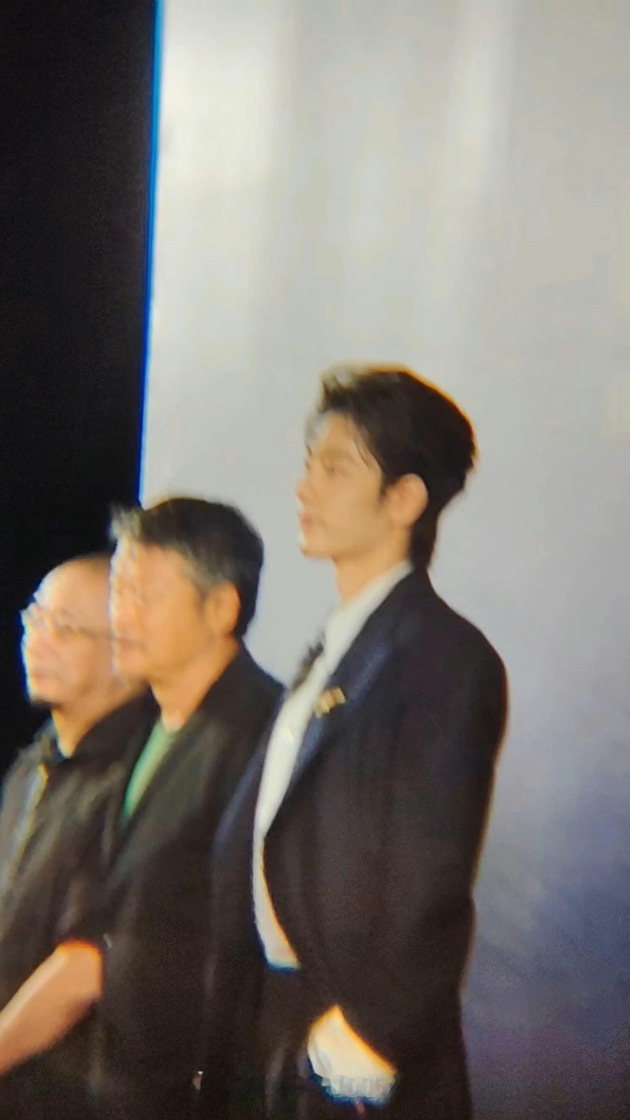 粉丝发抖拍肖战粉丝见到肖战全身发抖哈哈哈 粉丝发抖拍肖战，激动的心 