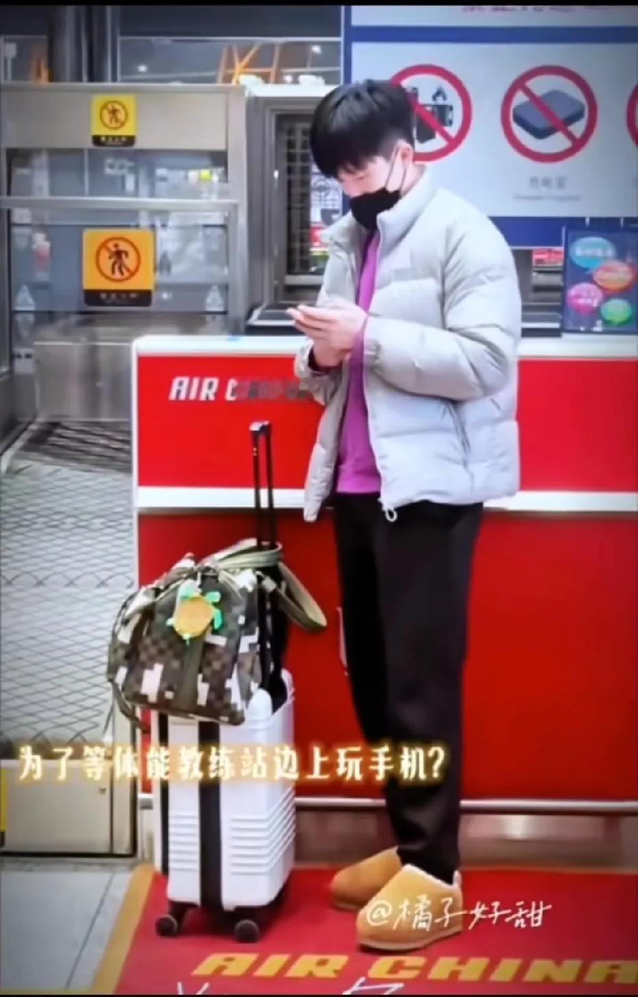 喧嚣的机场大厅内。孙颖莎像一只迷失方向的小鹿，站在某条通道口，眼神里满是无措，脚