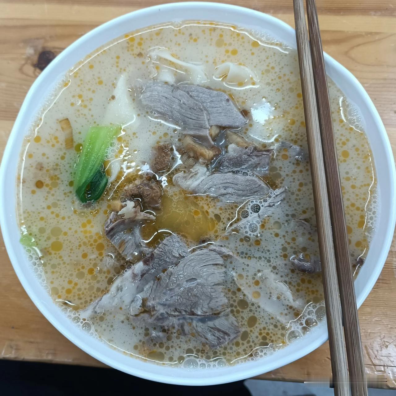 夜里的一碗优质烩面，最治愈人心，肉是真的多，吃完肉感觉已经饱了[捂脸]，这一晚碗