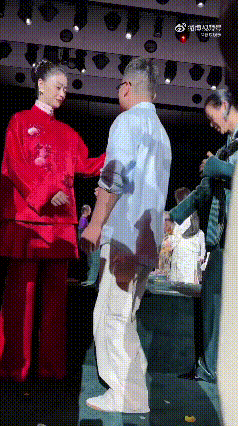 娱乐圈女明星赚钱也是不容易，
蒋欣在品牌活动时，
突然被男设计师亲脖子，
吓得蒋