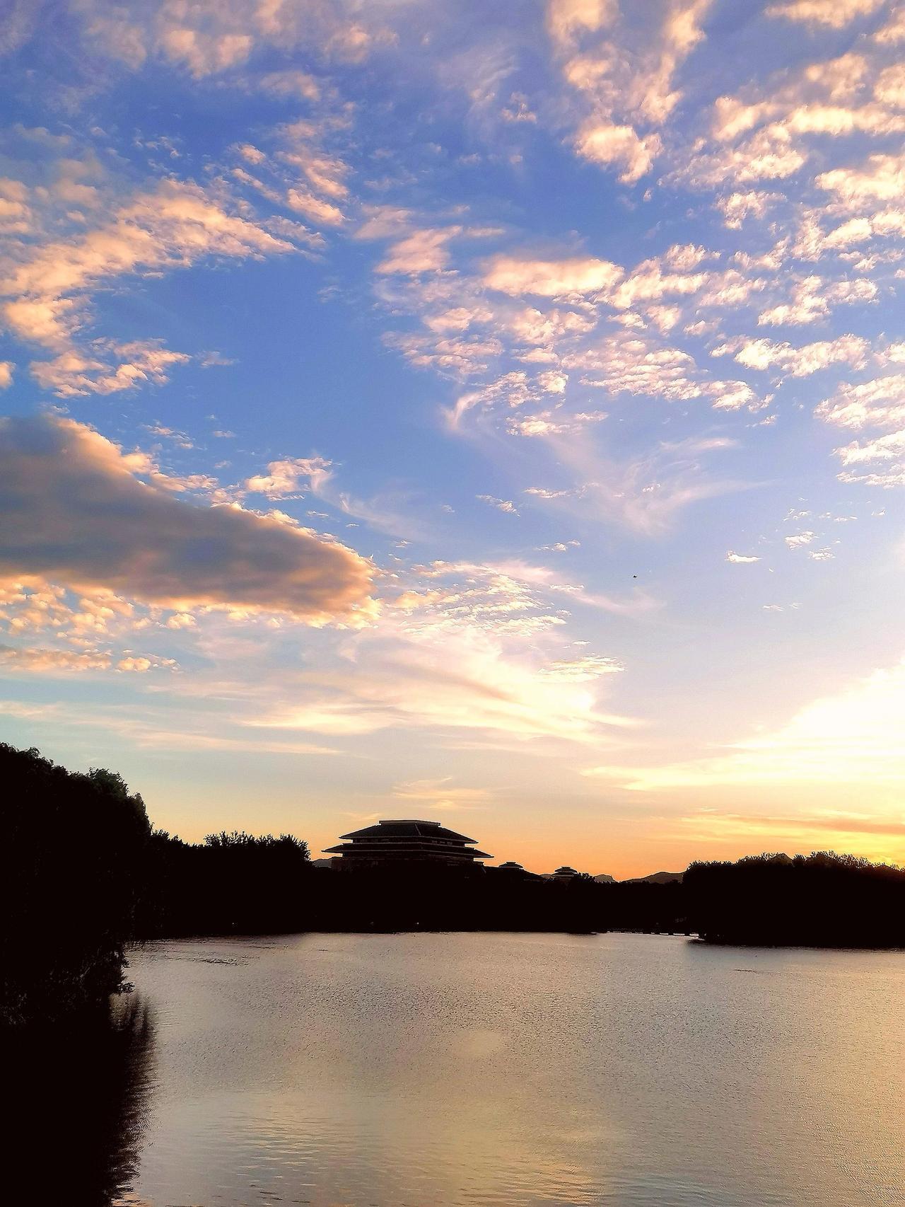 七律·寒露
九月秋深日渐凉，
朝浮寒露欲凝霜。
烟笼曲径飘枫影，
雨湿东篱润菊香