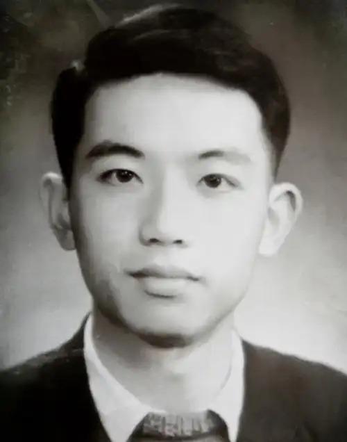 1956年，外交部的办公室里，几位领导正规劝一位21岁的青年，希望他能来外交部工