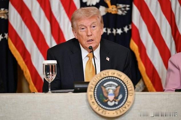 特朗普抨击美国盟友对他呼吁协助护航霍尔木兹海峡的问题上响应冷淡。
他16日在白宫