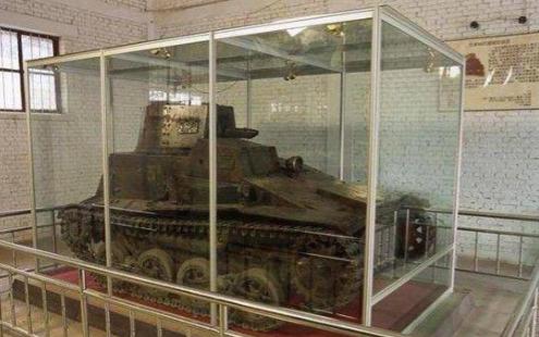 1989年夏天，一小伙儿跑到村外的河里去游泳。谁知当他一个猛子扎到水里时，却无意