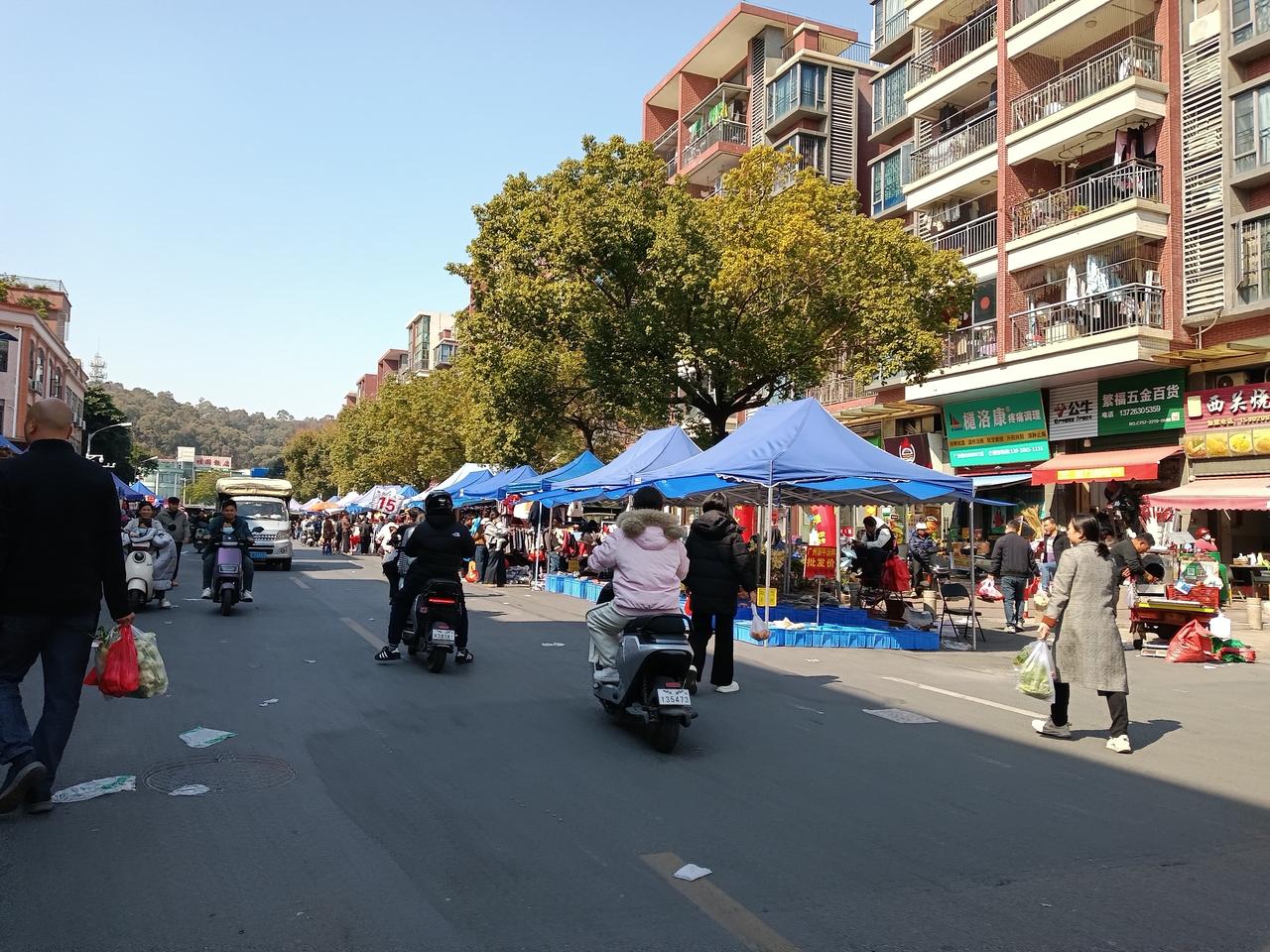 还是这热闹啊
每个星期六都有一场
下个星期继续去
买点好吃的