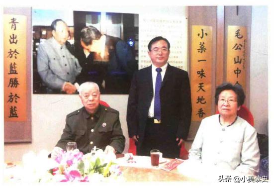 这是2015年，毛主席女儿女婿与韩英伟同志的珍贵合影。李讷还亲笔题词“天道酬勤”