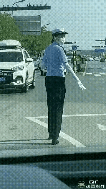 美女交警辛苦了！居然有人质疑你是在执勤还是走秀？我并不认为你是在走秀，女生走路看