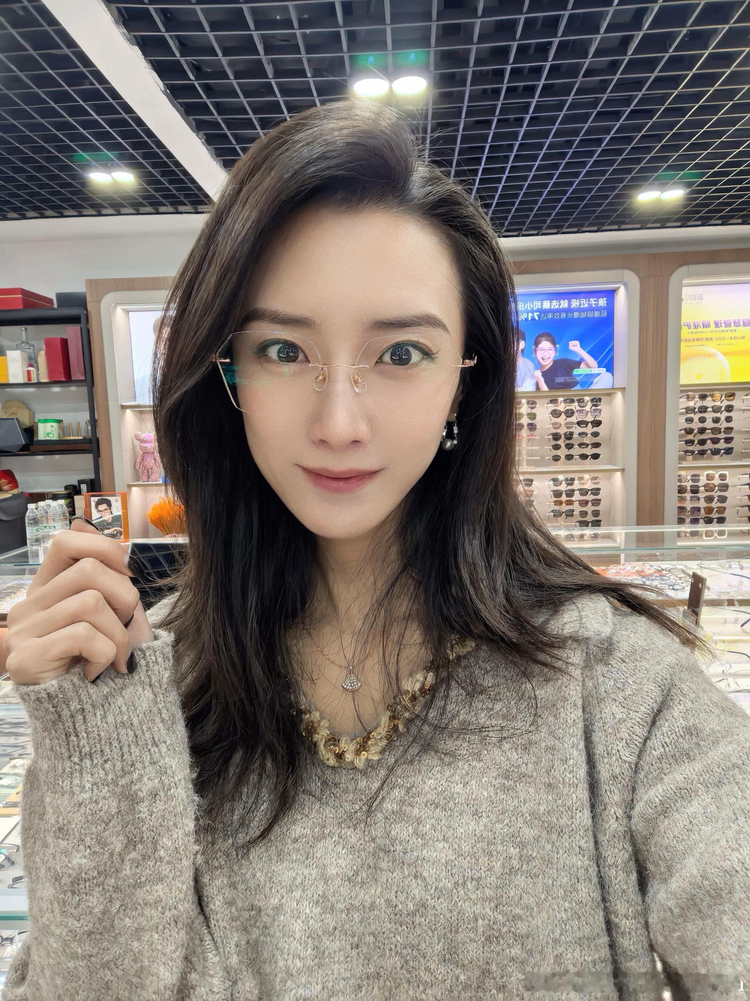 不近视的我，很想配副眼镜，来装一下高智感哪副好看？投个票呗 