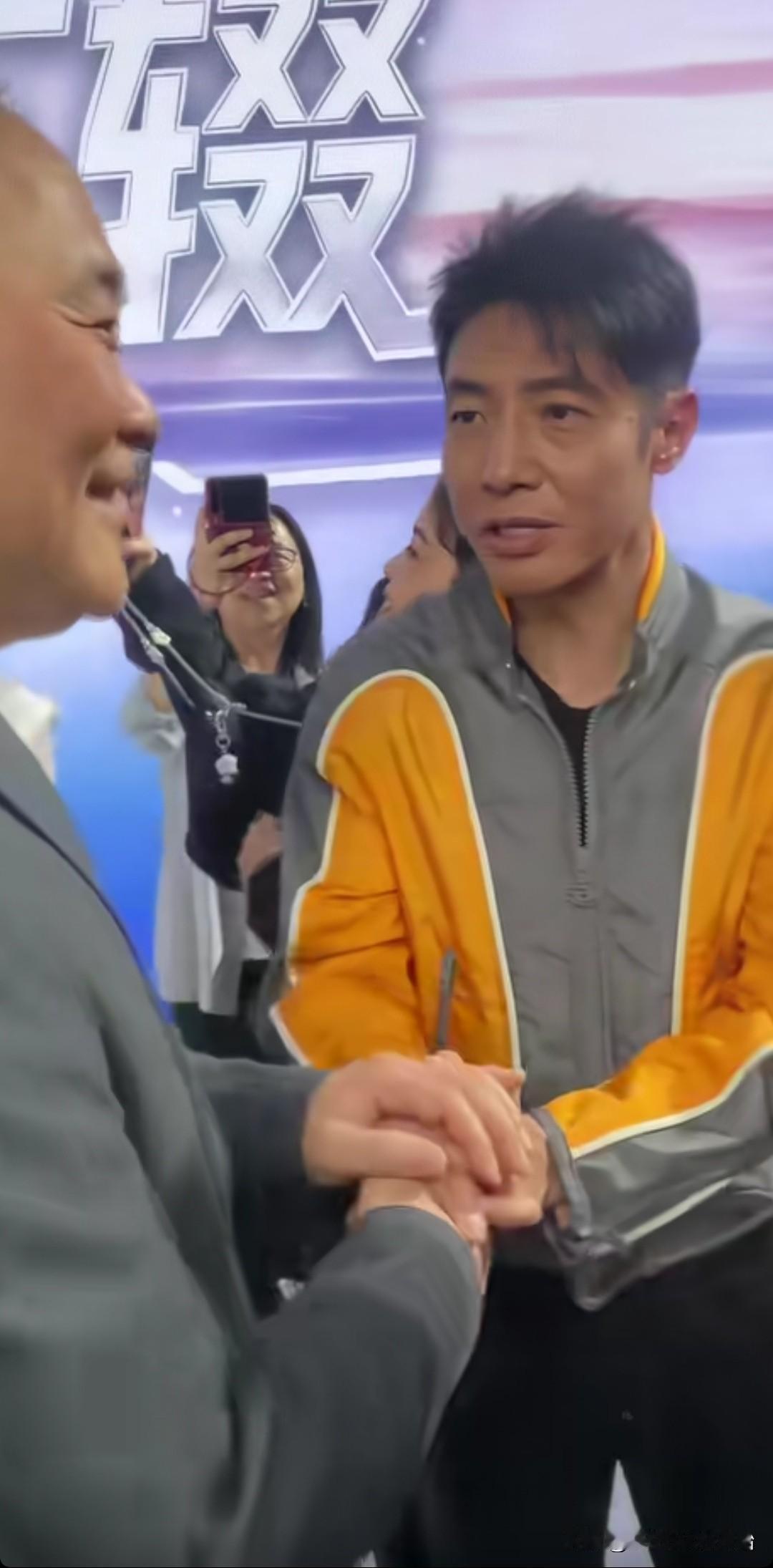 央视主持人撒贝宁真的正能量满满。

在最近举行的的北京车展中，央视主持人撒贝宁去