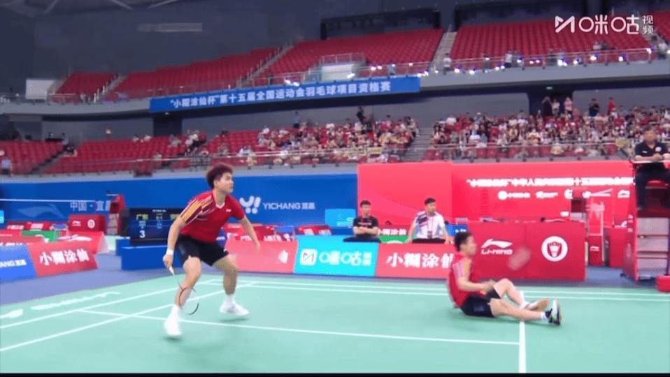 梁伟铿/任翔宇1-0刘阳/刘毅给这个躺在地上还要打的小夫一点掌声好吗[可怜]我们