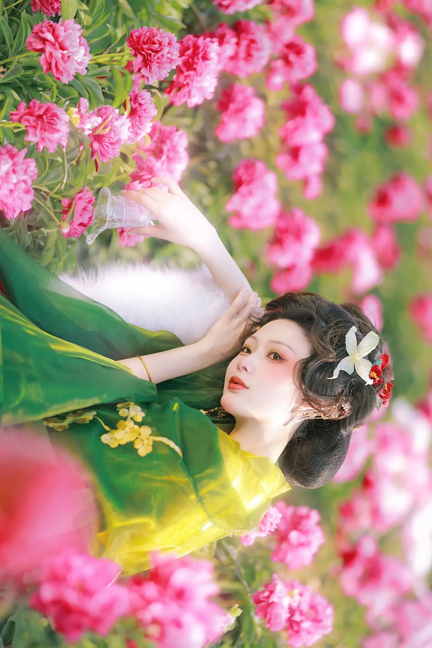 云想衣裳花想容。