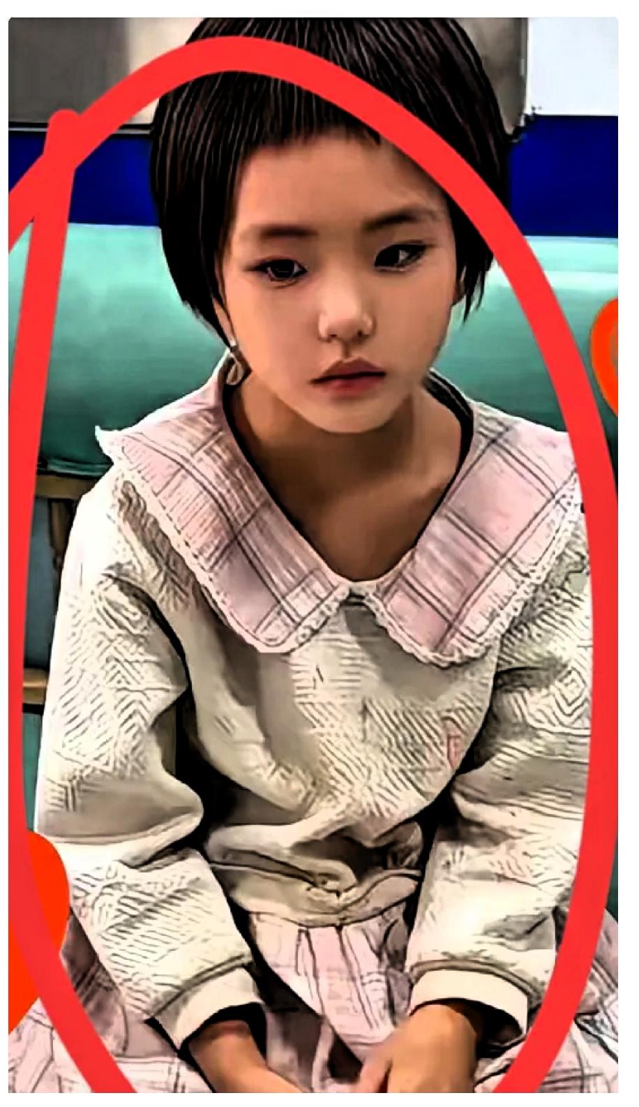 一张诊室偷拍照，让全网破防了。

云南某个镇卫生院，奶奶带孙女看感冒。小女孩穿着