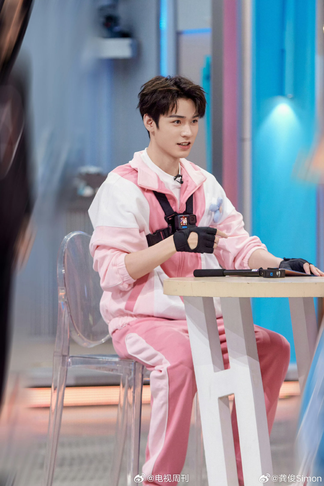 龚俊[超话]龚俊嘻嘻vs不嘻嘻你好星期六龚俊以为自己要为大家带来一首歌，结果进了