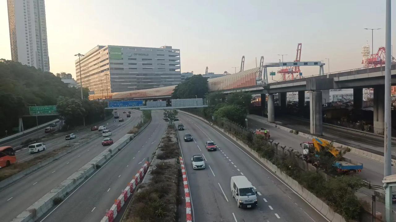 香港天文台发出今年首次天气寒冷警告。南方人抵御寒冷的体质似乎不及北方人，因严寒时