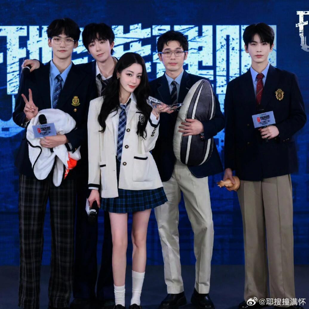 刘宇宁曝迪丽热巴录开推自带零食包刘宇宁说热巴准备了一整季的零食开始推理吧直播刘宇