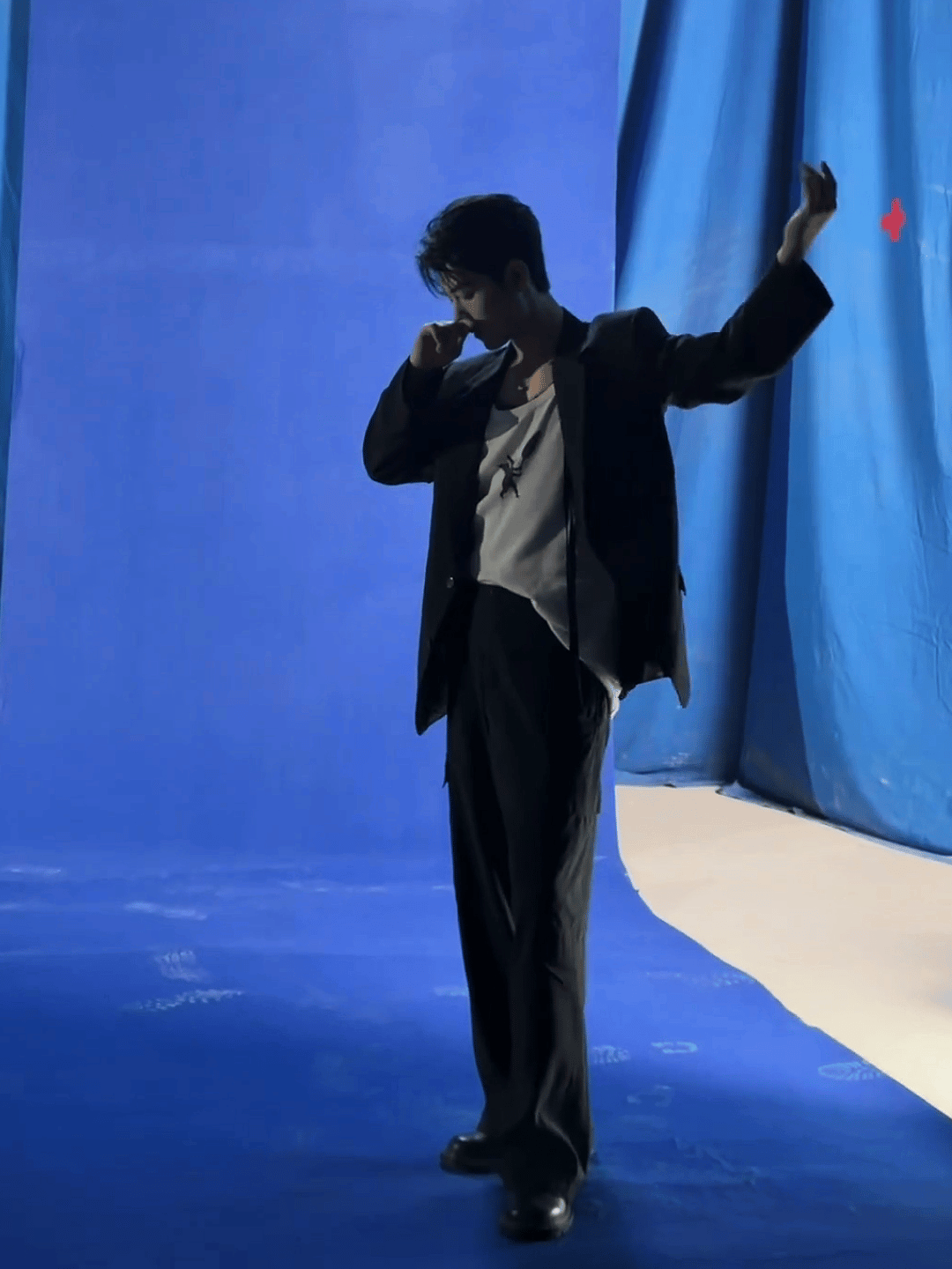 肖战演唱会想看人数已经100多万了，打破纪录。最恐怖的是，从官宣到现在，过去了仅