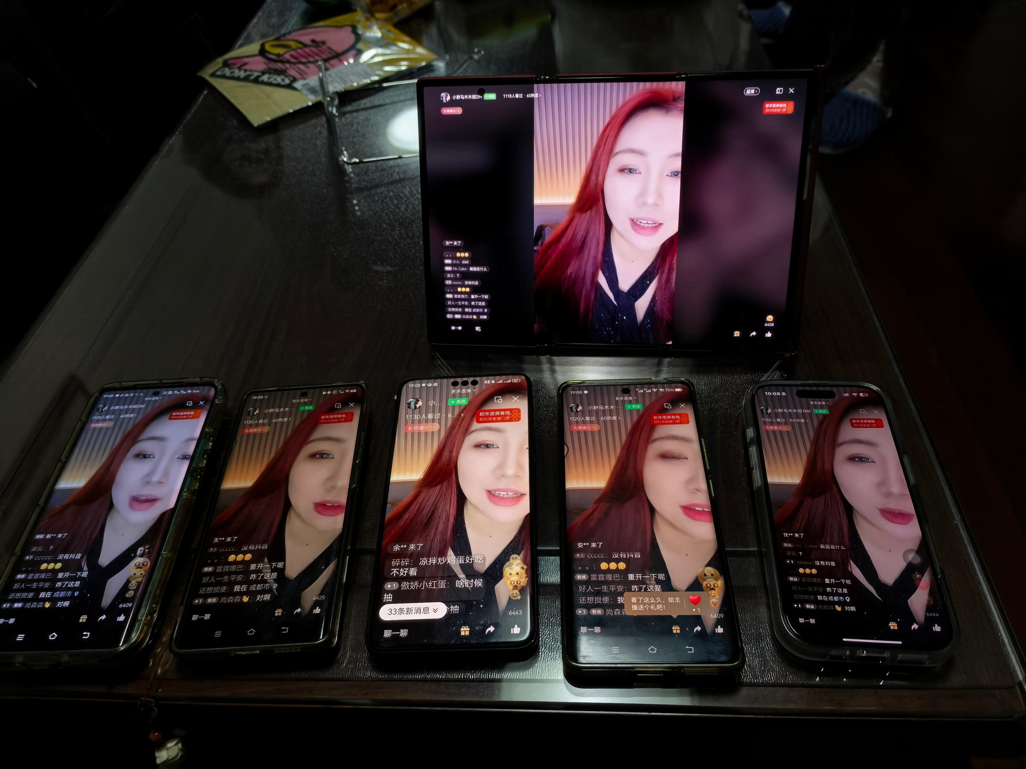 所以主播到底是什么脸色[doge]，你们评一下哪个更真实。各品牌屏幕显示差不少啊
