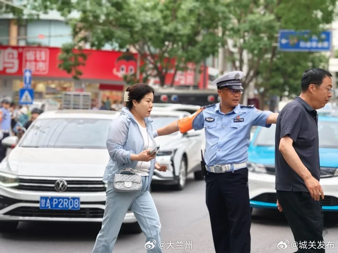 高考语文 倾尽全力，护航每一场高考追梦高考加油一年一度高考如期而至，公安交警携手